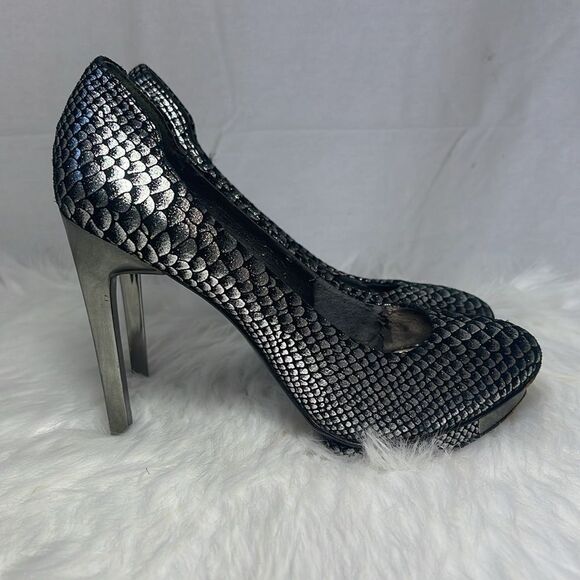 Guess Silver Metallic Scalloped Platform Heels Sz 5.5 - Picture 4 of 9
